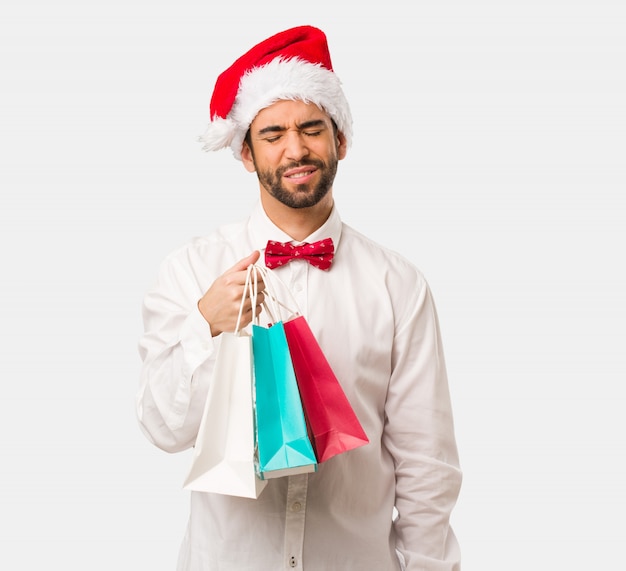 Hombre joven con un sombrero de santa claus en el día de Navidad