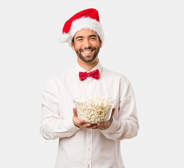 Hombre joven con un sombrero de santa claus en el día de Navidad