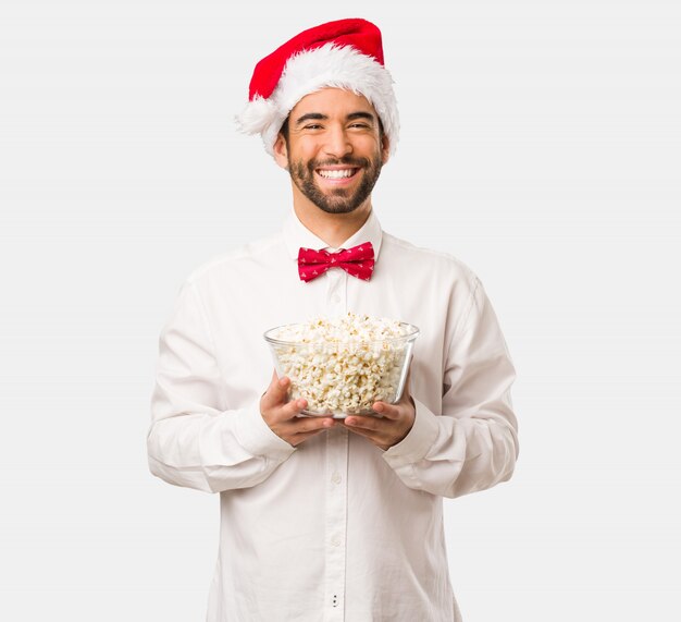 Hombre joven con un sombrero de santa claus en el día de Navidad