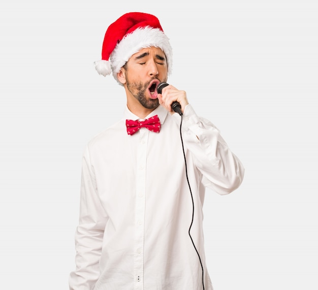 Hombre joven con un sombrero de santa claus en el día de Navidad