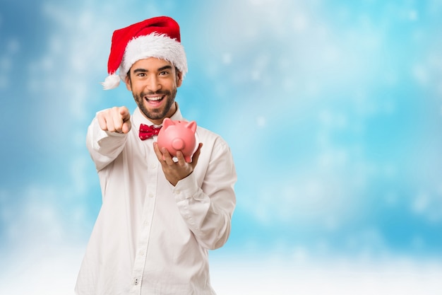 Hombre joven con un sombrero de santa claus en el día de Navidad