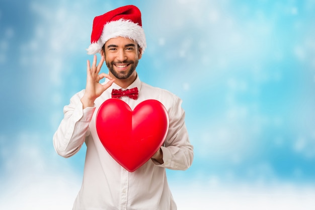 Hombre joven con un sombrero de santa claus en el día de Navidad