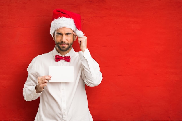 Hombre joven con un sombrero de santa claus en el día de Navidad