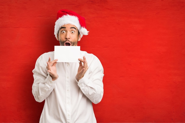 Hombre joven con un sombrero de santa claus en el día de Navidad