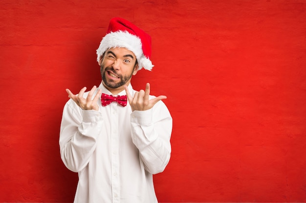 Hombre joven con un sombrero de santa claus en el día de Navidad