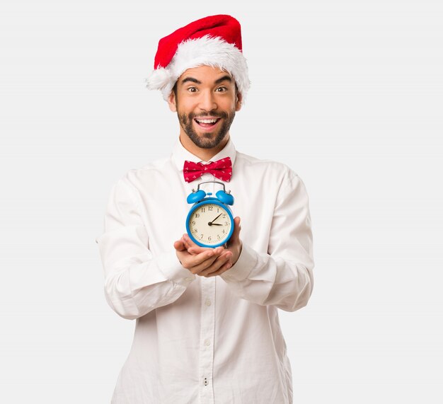 Hombre joven con un sombrero de santa claus en el día de Navidad