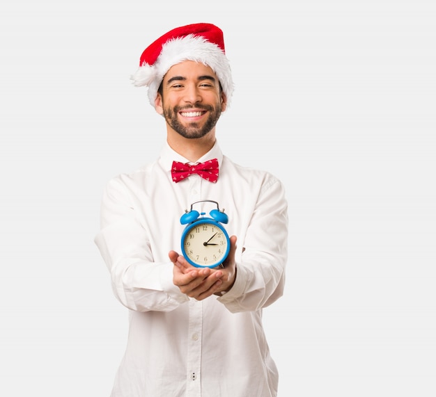 Hombre joven con un sombrero de santa claus en el día de Navidad