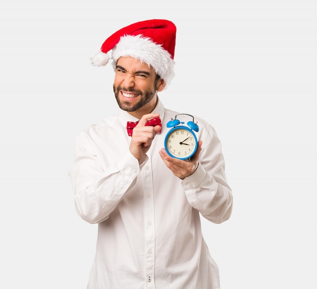 Hombre joven con un sombrero de santa claus en el día de Navidad