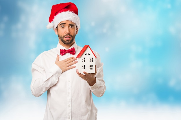 Hombre joven con un sombrero de santa claus en el día de Navidad