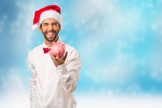 Hombre joven con un sombrero de santa claus en el día de Navidad