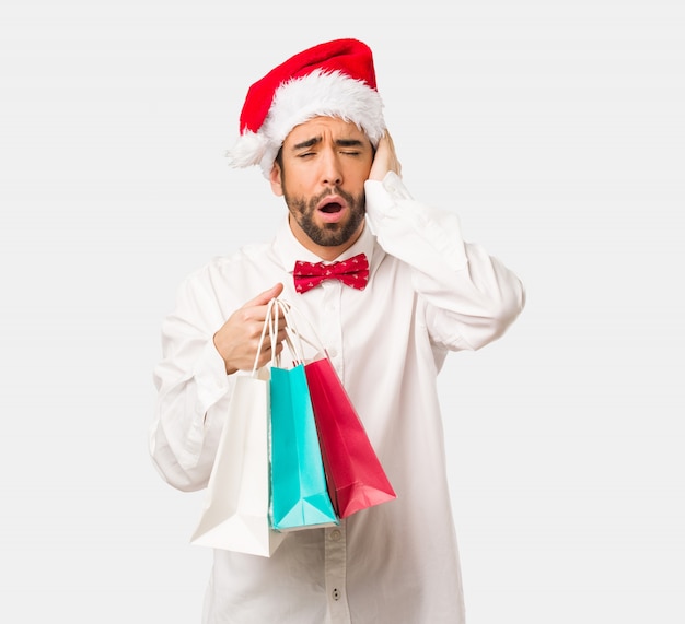 Hombre joven con un sombrero de santa claus en el día de Navidad