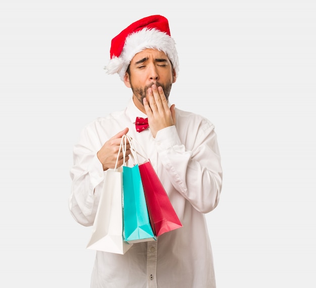 Hombre joven con un sombrero de santa claus en el día de Navidad