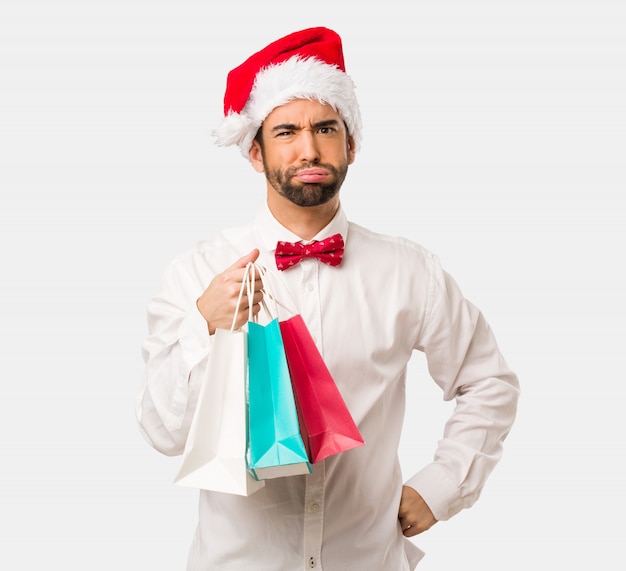 Hombre joven con un sombrero de santa claus en el día de Navidad