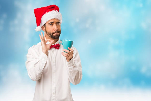 Hombre joven con un sombrero de santa claus en el día de Navidad