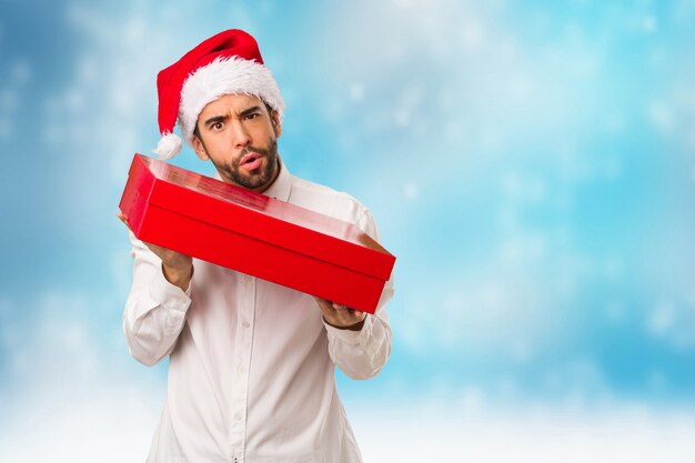 Hombre joven con un sombrero de santa claus en el día de Navidad