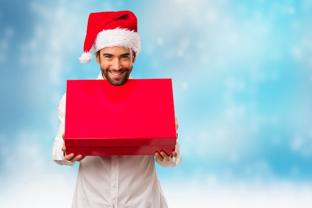 Hombre joven con un sombrero de santa claus en el día de Navidad