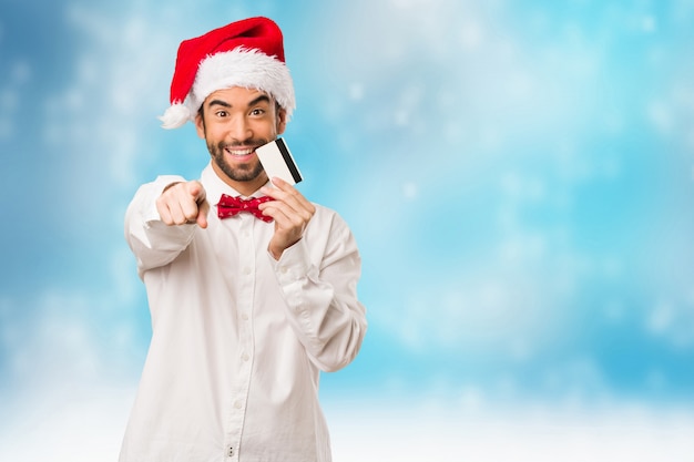 Hombre joven con un sombrero de santa claus en el día de Navidad