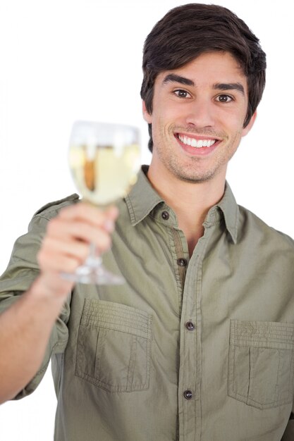 Foto hombre joven sonriente con copa de vino