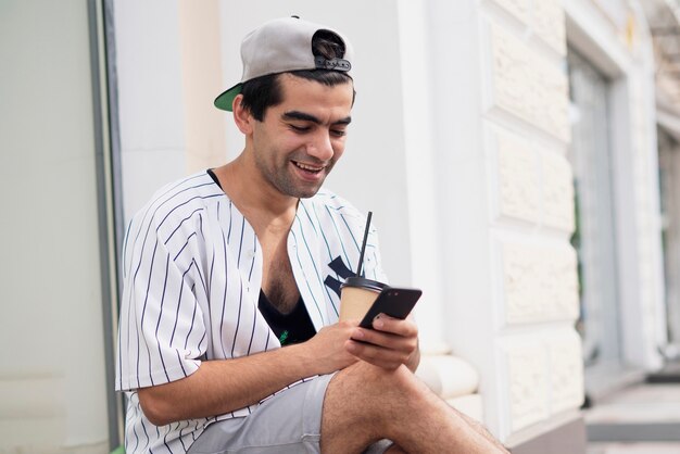 Foto un hombre joven sonriente reír, sentirse feliz estilo de vida