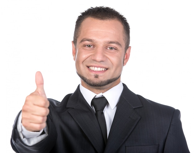 Hombre joven sonriente en un traje aislado