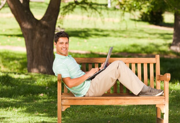 Hombre joven con su computadora portátil