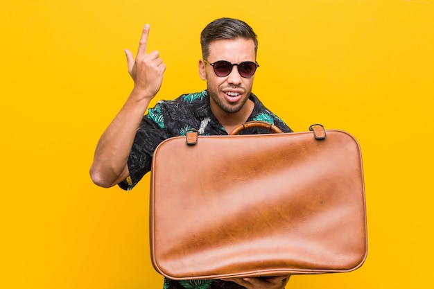 Hombre joven del sur de Asia con una funda de cuero.