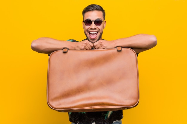 Hombre joven del sur de Asia con una funda de cuero.