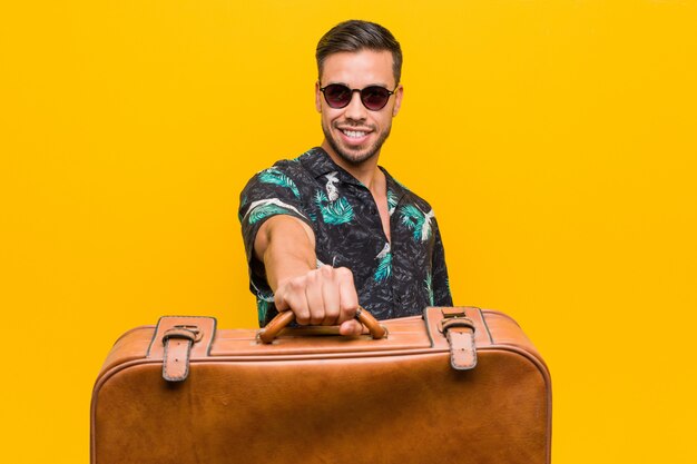 Hombre joven del sur de Asia con una funda de cuero.