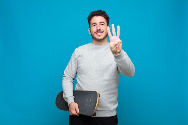 Hombre joven con una tabla de skate