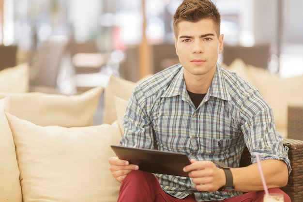 Hombre joven con tableta