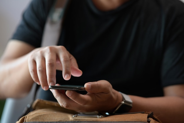 Hombre joven con teléfono inteligente móvil