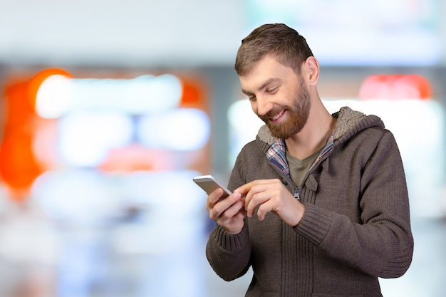 Hombre joven en teléfono inteligente