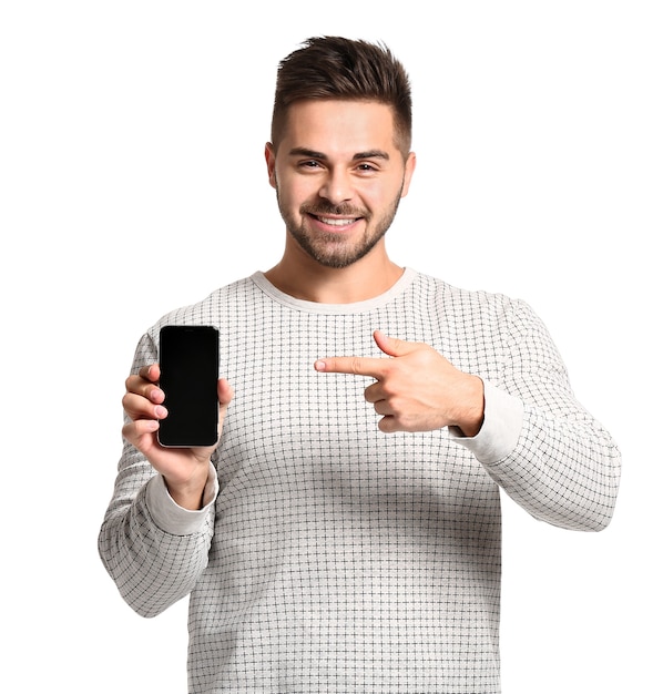 Foto hombre joven con teléfono móvil en blanco