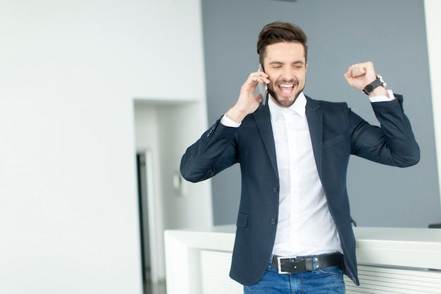 Foto hombre joven con teléfono móvil