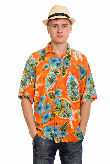 Hombre joven turista caucásico con camisa hawaiana y sombrero listo para vacaciones