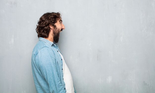 Foto hombre joven turista gritando