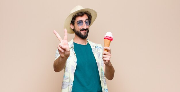 Hombre joven turista con un helado