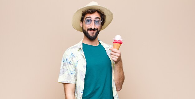 Hombre joven turista con un helado