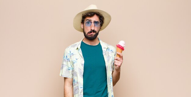 Hombre joven turista con un helado