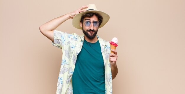 Hombre joven turista con un helado