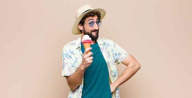 Hombre joven turista con un helado