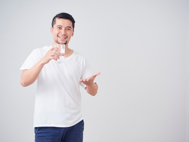 Hombre joven con vaso de agua.