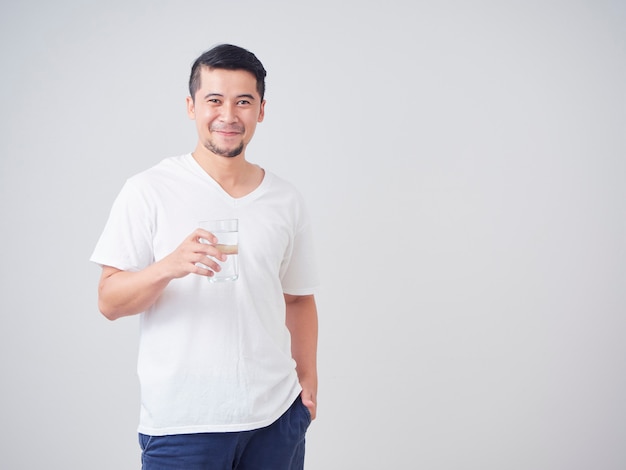 Hombre joven con vaso de agua.