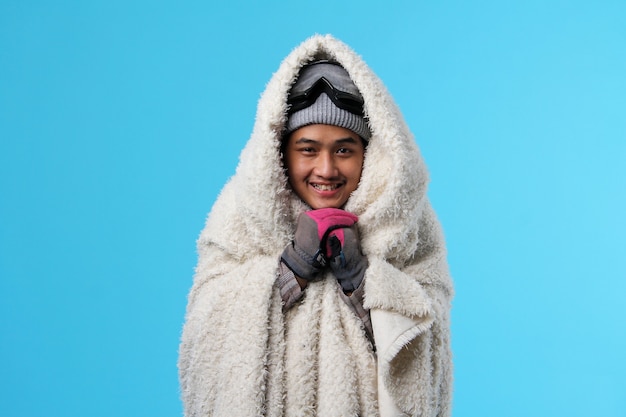 Hombre joven vestido para la temporada de invierno con expresión alegre