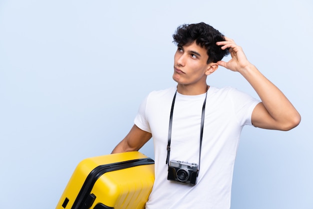 Hombre joven viajero argentino que tiene dudas y con expresión de la cara confusa