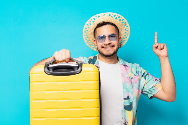 Hombre joven viajero hispano celebrando una victoria exitosa