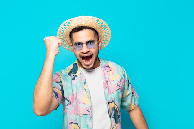 Hombre joven viajero hispano celebrando una victoria exitosa