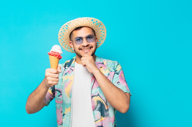 Hombre joven viajero hispano pensando en la expresión y sosteniendo un helado