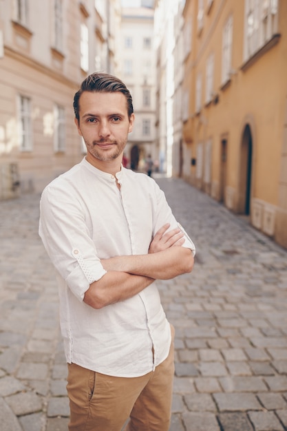 Hombre joven en una vieja ciudad europea