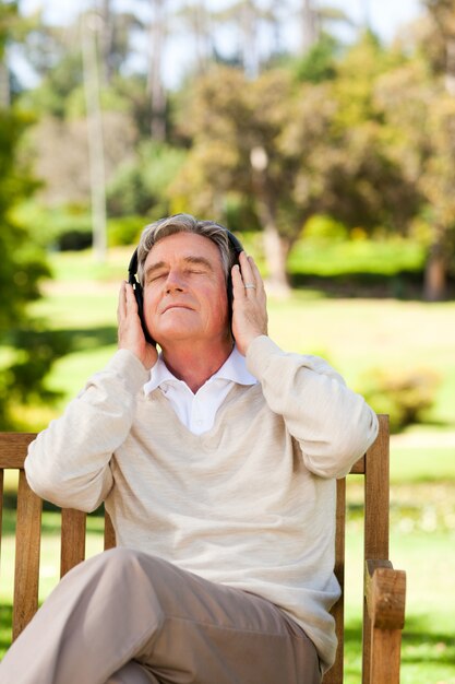 Hombre jubilado escuchando música